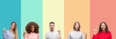 Kolaj grup başarılı fikirle parmağı yukarıyı renkli vintage izole arka plan üzerinde genç insan. Çıktıktan ve mutlu. Bir numara.