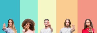 Kolaj stop yapmak renkli vintage izole arka plan üzerinde gençlerin grup bir avuç ile şarkı. Negatif ve ciddi bir jest yüz ifadesiyle uyarı.