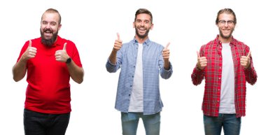 Genç erkekler üzerinde el ile pozitif jest yapıyor izole arka plan başarı işareti başparmak gülümseyen ve mutlu Grubu'nun kolaj. Neşeli bir ifadeyle, kazanan jest kameraya bakıyor.