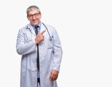 Yakışıklı kıdemli Doktor adam izole arka neşeli bir gülümseme ile el ve parmak kadar kameraya bakarak yüzündeki mutlu ve doğal ifade ile yan ile işaret eden yüz.