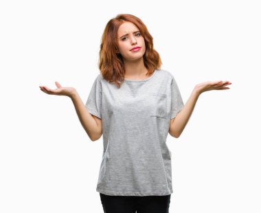 İzole arka plan clueless ve şaşkın bir ifadeyle kollar ve eller kaldırdı genç güzel kadın. Şüphe kavramı.