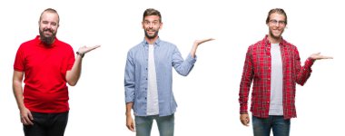 Grup Genç adam neşeli sunulması ve kameraya bakarak avucunun ile işaret gülümseyen izole arka plan üzerine kolaj.