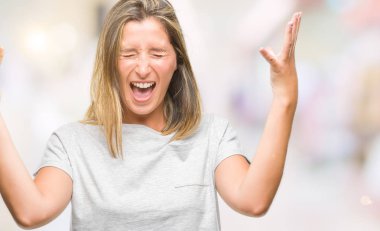 Genç güzel kadın yüzünden kızgın ve silah ile başarı için deli kutluyor izole arka plan ortaya çıkar ve heyecanlı çığlık gözler kapalı. Kazanan kavramı