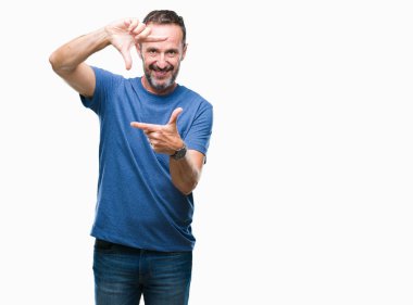 Orta yaş elle yapma çerçeve ve parmakları ile mutlu yüz gülümseyen izole arka plan üzerinde ağarmış komuta sizde. Yaratıcılık ve Fotoğrafçılık kavramı.