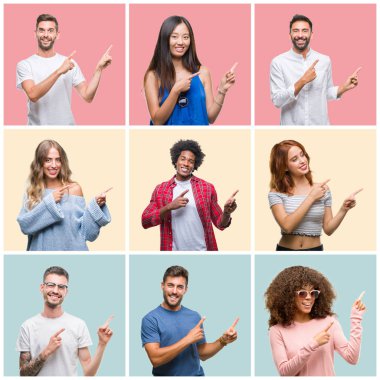 Grup Genç insanlar kadın ve erkekler gülümseyen ve iki elleri ve parmakları ile tarafına işaret kamera bakarak renkli izole arka plan üzerinde kolaj.