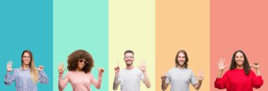 Kolaj Grup gösterilen ve parmakları ile işaret renkli vintage izole arka plan üzerinde genç insan kendinden emin ve mutlu gülümseyerek süre 6 numara.