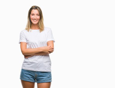 İzole arka plan mutlu yüz çapraz silah kameraya bakarak ile gülümseyen genç güzel kadın. Olumlu bir kişi.