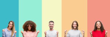 Renkli vintage izole arka plan kutlama üzerinde gençlerin grup kolaj şaşırttı ve başarı için kaldırdı kollarını açarak hayret ve gözleri açık. Kazanan kavramı.