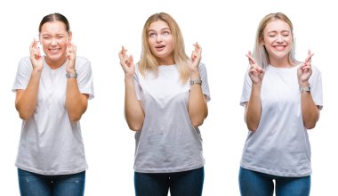 Kolaj bir grup genç kadını geçiş parmakları umut ve gözleri kapalı ile gülümseyen izole arka plan üzerinde beyaz t-shirt giyiyor. Şans ve batıl kavramı.