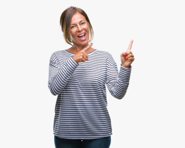 Orta yaş üst düzey İspanyol kadın gülümseyerek ve iki elleri ve parmakları ile tarafına işaret kamera bakarak izole arka plan.