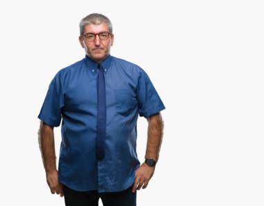 Yakışıklı üst düzey iş adamı yüzünde ciddi bir ifade ile izole arka plan üzerinde. Basit ve doğal kameraya bakıyor.