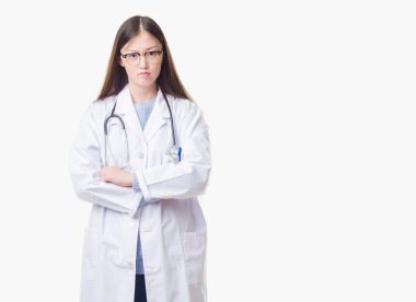 Genç Çince izole arka plan şüpheci ve çapraz kolları olan yüzündeki gergin, onaylamayan ifade kadın doktor. Negatif kişi.