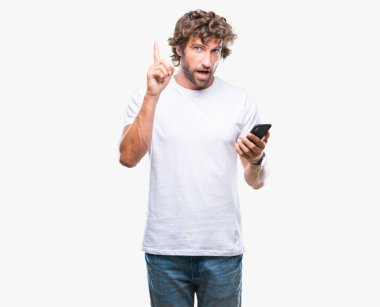 Arka plan ile bir fikir ya da gülen yüz, bir numara ile parmak işaret soru sürpriz smartphone üzerinde kullanma yakışıklı İspanyol modeli gönderen mesaj manifatura izole