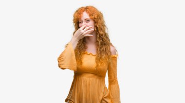 Bir şey pis ve iğrenç kokulu genç Kızıl saçlı kadın, dayanılmaz koku, umutla parmaklarıyla burnuna. Kötü kokuyor kavramı.