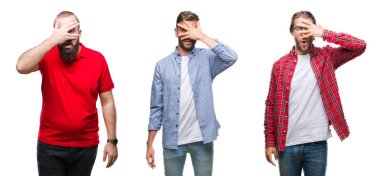 Kolaj bir grup genç adam mahcup ifadeyle parmaklarımın arasından seyir yüz ve gözler el ile kapsayan şok bakmak izole arka plan üzerinde.