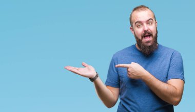 Genç beyaz hipster adam üzerinden hayran ve el ile sunulması ve parmak ile işaret ederken kameraya gülümseyen izole arka plan.