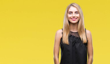 Genç güzel sarışın ve mavi gözlü kadın yüzünde mutlu ve güzel bir gülümseme ile izole arka plan yüzünden. Şanslı kişi.