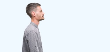 Genç hipster adam tarafa bakan sakin ol kendine güvenen gülümseme ile doğal yüz pozuyla profili.