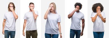 Bir grup genç insan beyaz t-shirt giyen bir şey pis ve iğrenç kokulu izole arka plan, dayanılmaz koku, holding nefes burun parmaklar ile kolaj. Kötü kokuyor kavramı.