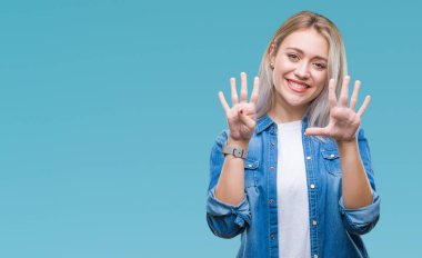 Sarışın genç kadın gösterilen ve parmakları ile işaret izole arka plan üzerinde numara 9 kendinden emin ve mutlu gülümseyerek süre.