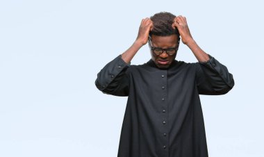 Genç Afro-Amerikan rahip adam çünkü umutsuz ve stresli baş ağrısı acı izole arka plan üzerinde ağrı ve migren. Ellerini kafasına.