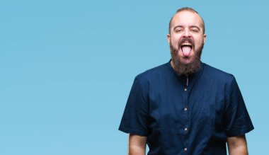 Genç beyaz hipster adam dilini izole arka plan üzerinde out komik ifade ile mutlu. Duygu kavramı.