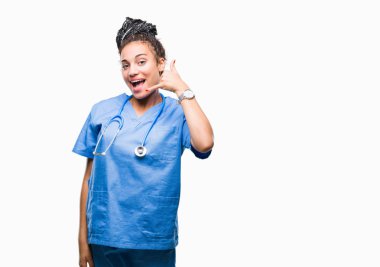 Genç örgülü saç Afro-Amerikan kız profesyonel cerrah işin gülümseyen izole arka plan üzerinde telefon hareketi ile el ve parmak telefonda konuşuyor gibi. Kavramları iletişim.