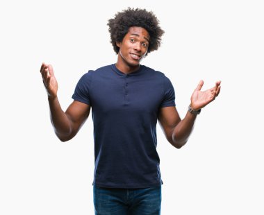 İzole arka plan clueless ve şaşkın bir ifadeyle kollar ve eller kaldırdı Afro Amerikan adam. Şüphe kavramı.