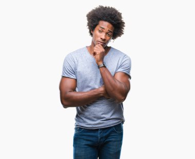 İzole arka plan düşünme seyir üzerinde Afro Amerikalı adam yorgun ve sıkılmış çapraz silah depresyon sorunları ile.