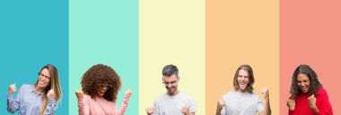 Kolaj üzerinde renkli vintage gençlerin grup bir arka plan çok mutlu ve heyecanlı kaldırdı, gülümseyen ve başarı için çığlık silah ile kazanan jest yapıyor izole. Kutlama kavramı.