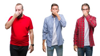 Grup Genç adam bir şey pis ve iğrenç kokulu izole arka plan, dayanılmaz koku, holding nefes burun parmaklar ile kolaj. Kötü kokuyor kavramı.