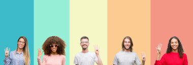 Kolaj Grup gösterilen ve parmakları ile işaret renkli vintage izole arka plan üzerinde genç insan kendinden emin ve mutlu gülümseyerek süre dört numara.