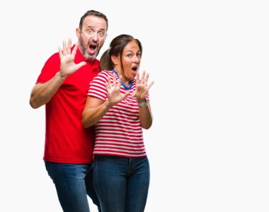 Orta yaş İspanyol kaç izole arka plan korkuyor ve korku ifade dur hareketi şokta bağırarak elleriyle ile dehşete aşk içinde. Panik kavramı.