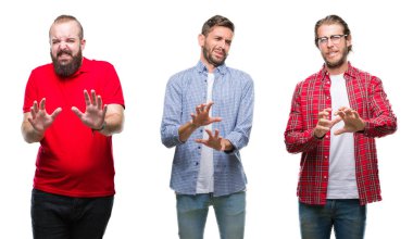 Kolaj grup izole arka plan üzerinde genç adam bir tiksinti ifadesi, memnun ve korkulu tiksinti yüz yapıyorsun çünkü nefret tepki. Elleriyle kaldırdı. Sinir bozucu kavramı.