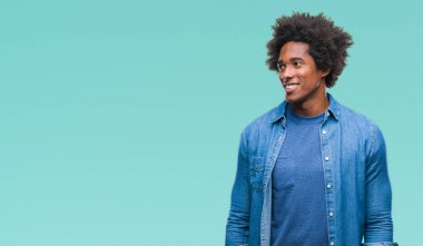 Uzak tarafına yüzünde, doğal ifade gülümseme ile seyir izole arka plan üzerinde Afro Amerikalı adam. Kendine güvenen gülüyor.