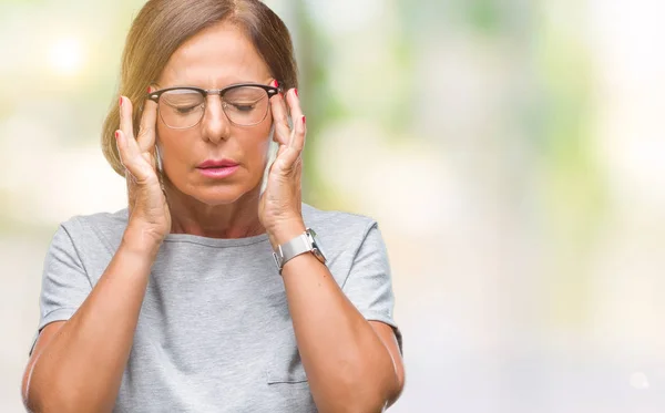 中年资深西班牙裔妇女戴着眼镜 在孤立的背景下 手放在头部疼痛的头部 因为压力 患偏头痛 — 图库照片