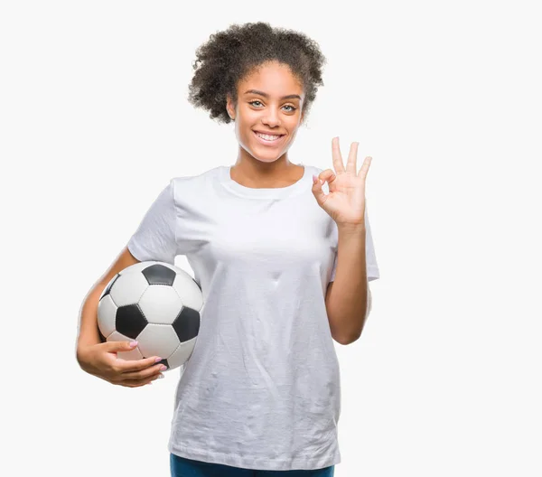 Junge Schöne Afroamerikaner Halten Fußball Ball Über Isolierten Hintergrund Tun — Stockfoto