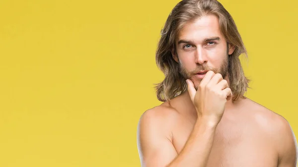 Joven Hombre Guapo Sin Camisa Con Pelo Largo Que Muestra — Foto de Stock