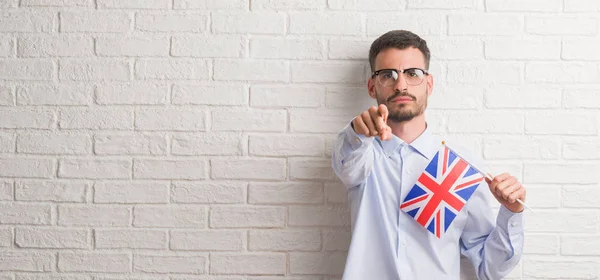 Joven Adulto Sobre Pared Ladrillo Sosteniendo Bandera Del Reino Unido —  Fotos de Stock