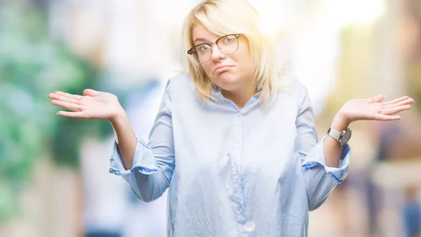 Junge Schöne Blonde Geschäftsfrau Mit Brille Über Isoliertem Hintergrund Ahnungsloser — Stockfoto