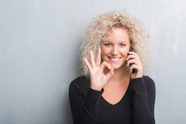 Joven Mujer Rubia Sobre Fondo Gris Grunge Hablando Por Teléfono — Foto de Stock