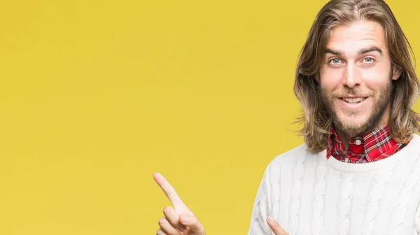 Junger Gutaussehender Mann Mit Langen Haaren Trägt Winterpullover Über Isoliertem — Stockfoto