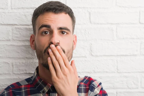 Joven Hombre Adulto Pie Sobre Pared Ladrillo Blanco Cubrir Boca —  Fotos de Stock