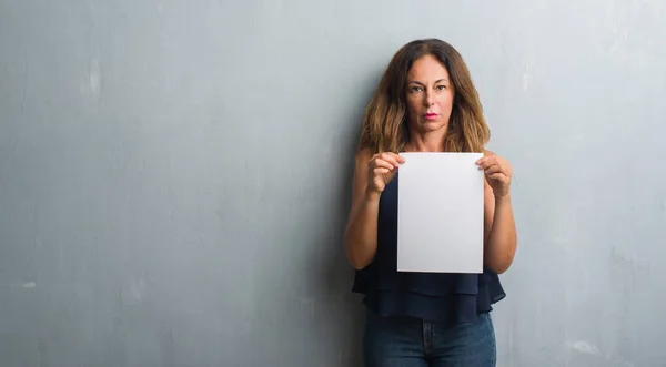 Mujer Hispana Mediana Edad Sosteniendo Hoja Papel Banco Con Una —  Fotos de Stock