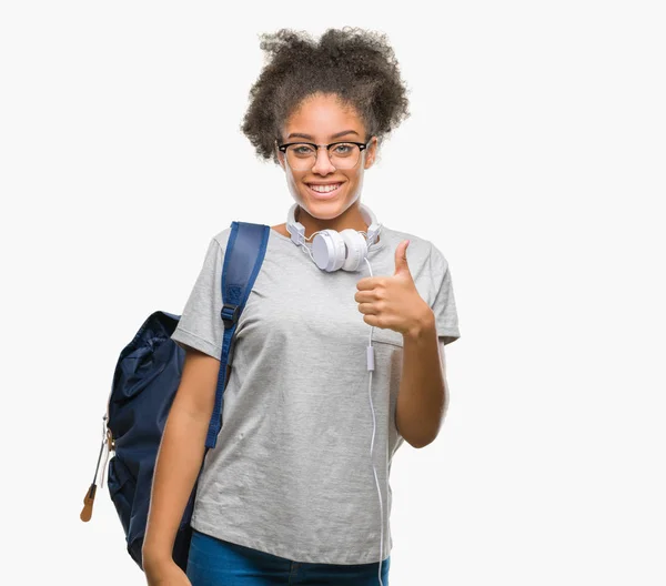 Unga Afro Amerikansk Student Kvinna Som Bär Hörlurar Och Ryggsäck — Stockfoto