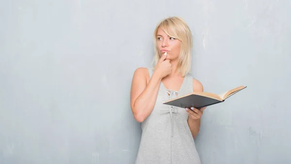 Caucasian Adult Woman Grey Grunge Wall Reading Book Serious Face — Stock Photo, Image
