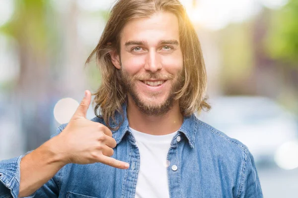 Homem Bonito Jovem Com Cabelos Longos Sobre Fundo Isolado Sorrindo — Fotografia de Stock