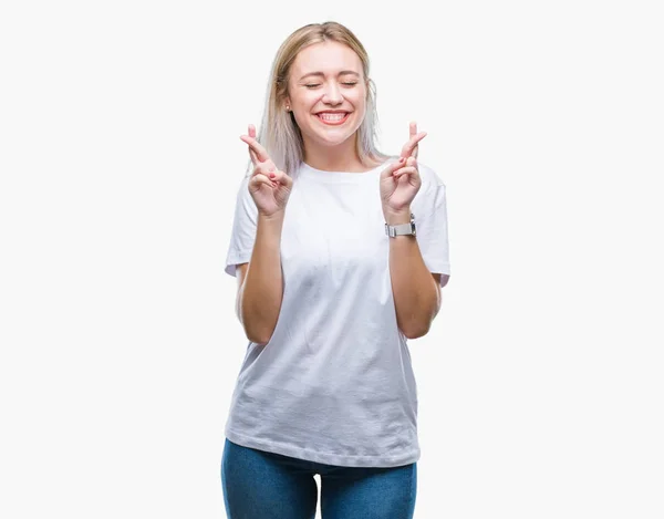 Mujer Rubia Joven Sobre Fondo Aislado Sonriendo Cruzando Los Dedos — Foto de Stock