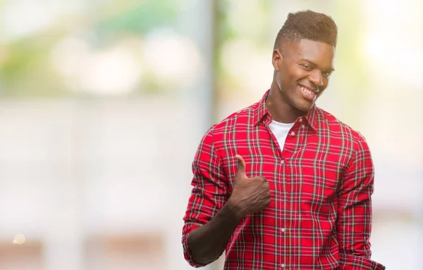 Молодой Африканский Американец Изолированном Фоне Делает Счастливый Жест Вверх Рукой — стоковое фото