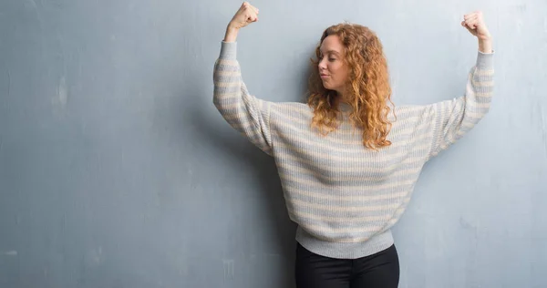 Junge Rothaarige Frau Über Grauer Grunge Wand Die Stolz Lächelnde — Stockfoto